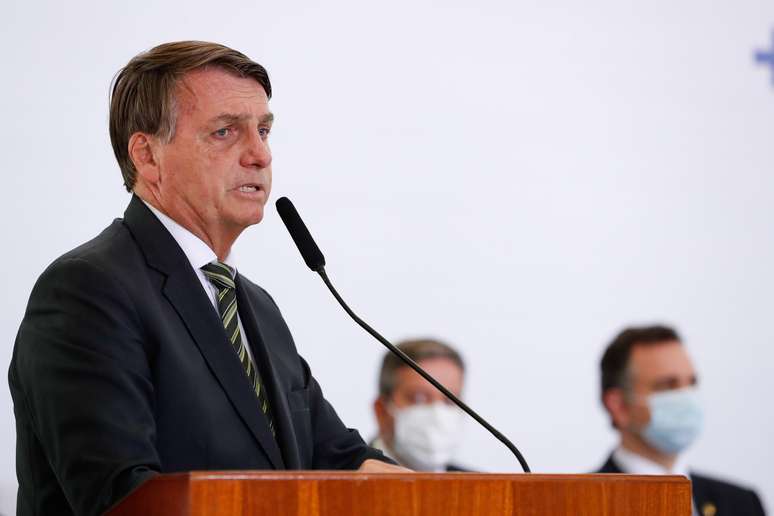 Bolsonaro diz que aux&iacute;lio emergencial volta em mar&ccedil;o e por at&eacute; quatro meses