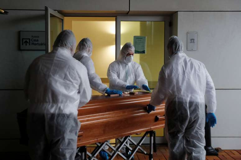 Funcionários de funerária levam caixão vazio para retirar corpo de vítima da Covid em hospital de Cascais
09/02/2021
REUTERS/Pedro Nunes