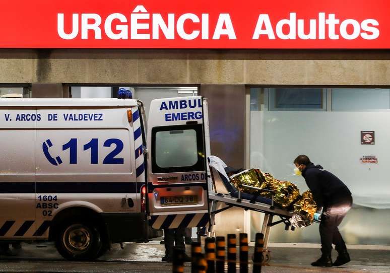 Ambul&acirc;ncia chega a hospital  em Porto, Portugal
 8/2/2021    REUTERS/Violeta Santos Moura