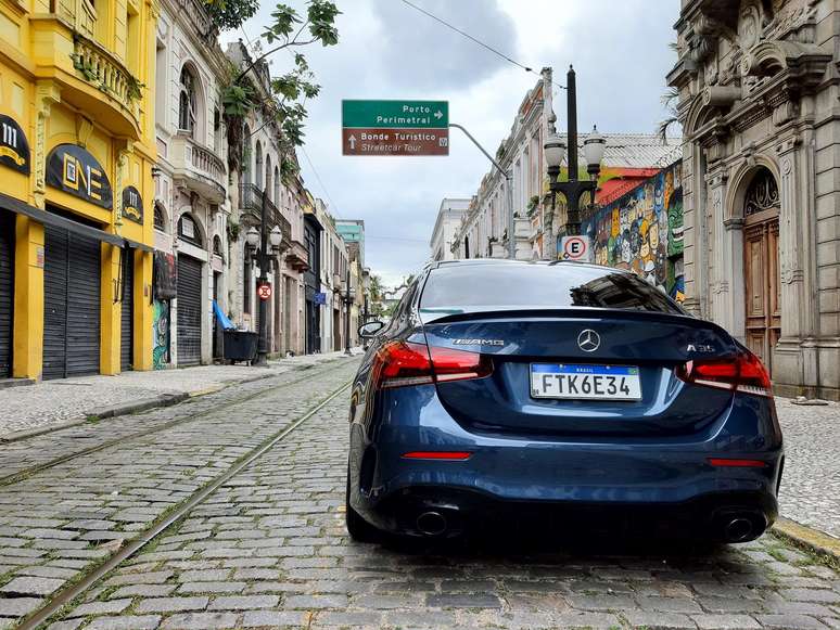 Mercedes-AMG A 35 Sedan na Rua do Comércio, em Santos: tradição e modernidade.