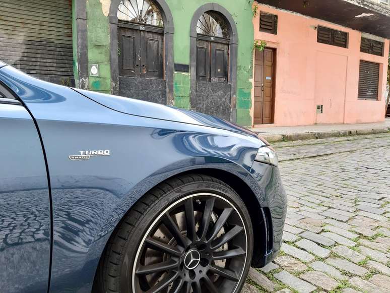 Mercedes-AMG A 35 Sedan tem tração 4Matic infinitamente variável.