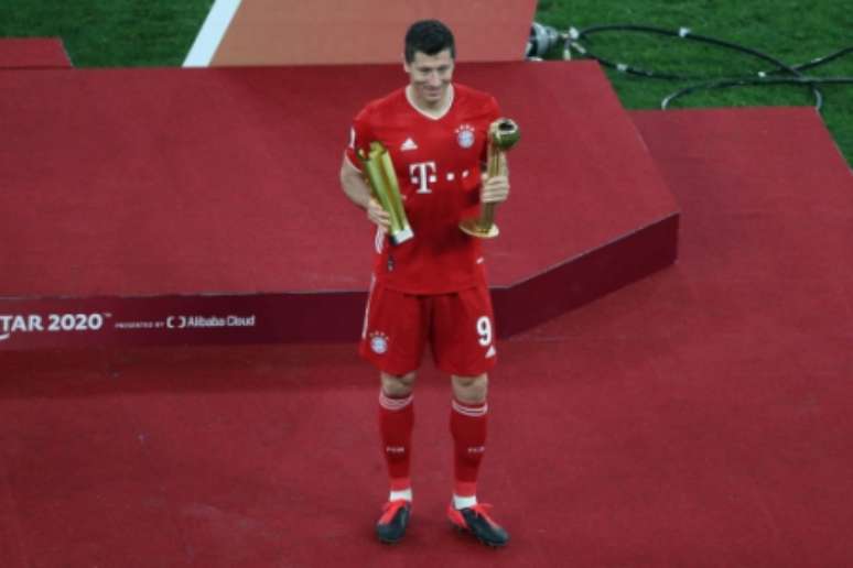 Lewandowski com o prêmio de melhor jogador do Mundial de Clubes (Foto: KARIM JAAFAR / AFP)