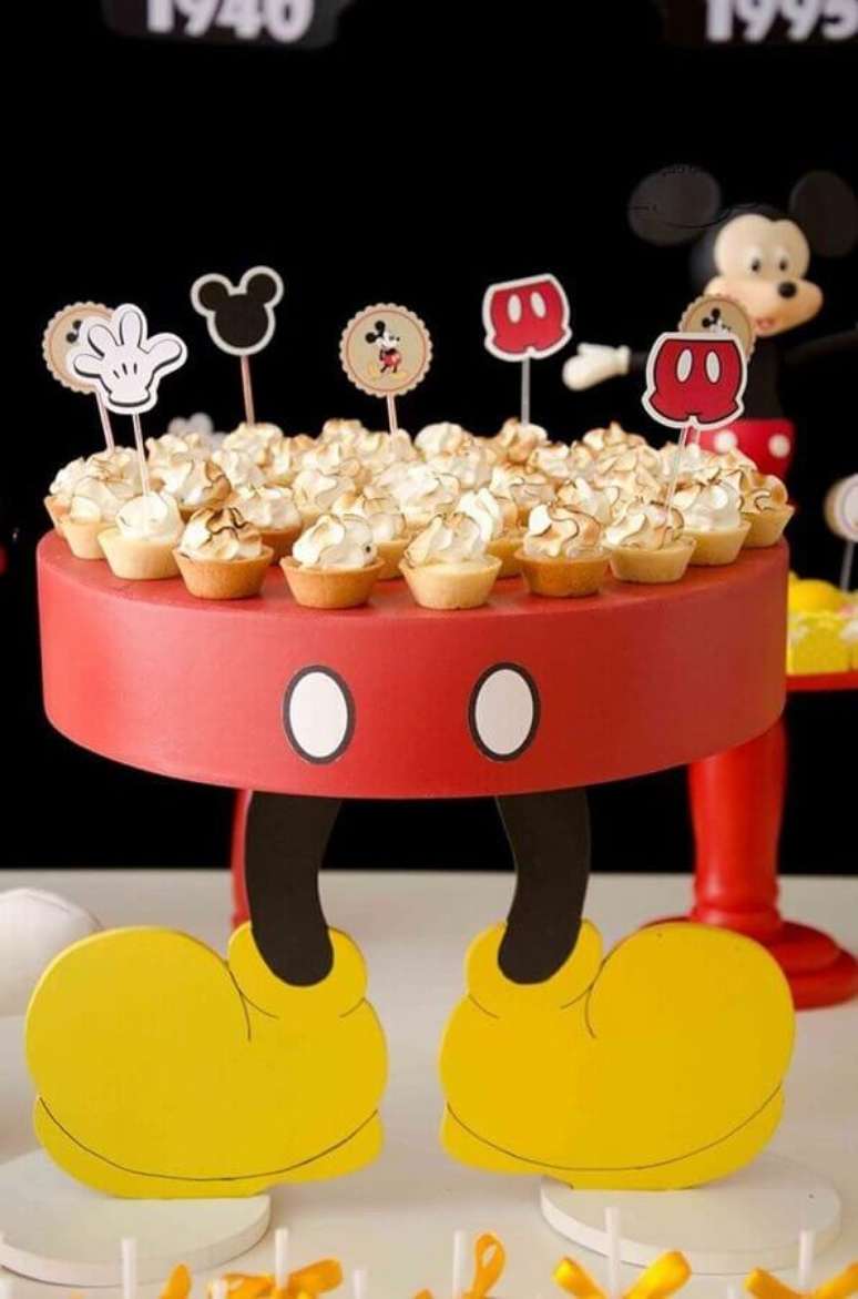67. Doces em prato personalizado para festa do Mickey como temas de festa infantil – Foto: Dicas da Japa