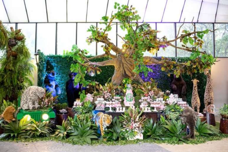 18. Uma floresta na decoração de temas de festa infantil Safári – Por: Andrea Guimarães