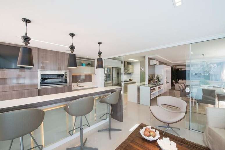 18. Invista em modelos de banqueta para &aacute;rea gourmet com encosto para um espa&ccedil;o mais confort&aacute;vel &ndash; Foto: Actual Design