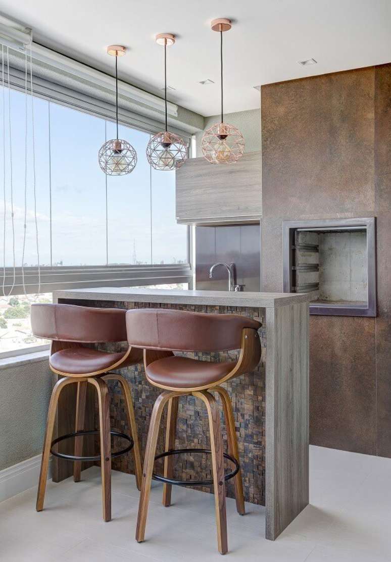 13. A banqueta com encosto oferece muito mais conforto &agrave; &aacute;rea gourmet &ndash; Foto: Jeito de Casa