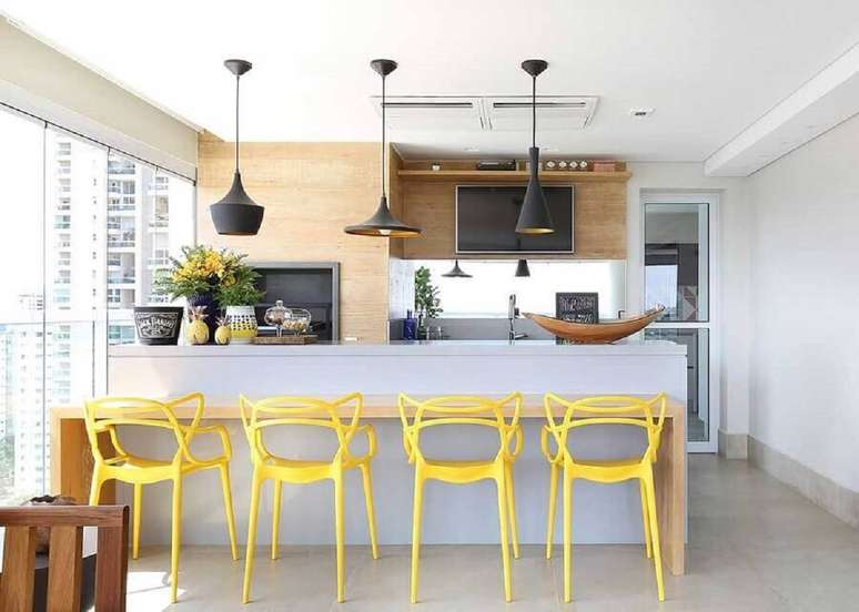 15. Banqueta para &aacute;rea gourmet planejada moderna decorada com revestimento de madeira &ndash; Foto: Karen Pisacane