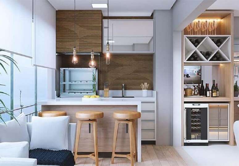 31. Banquetas de madeira para área gourmet pequena de varanda integrada com sala de estar – Foto: Construção & Design