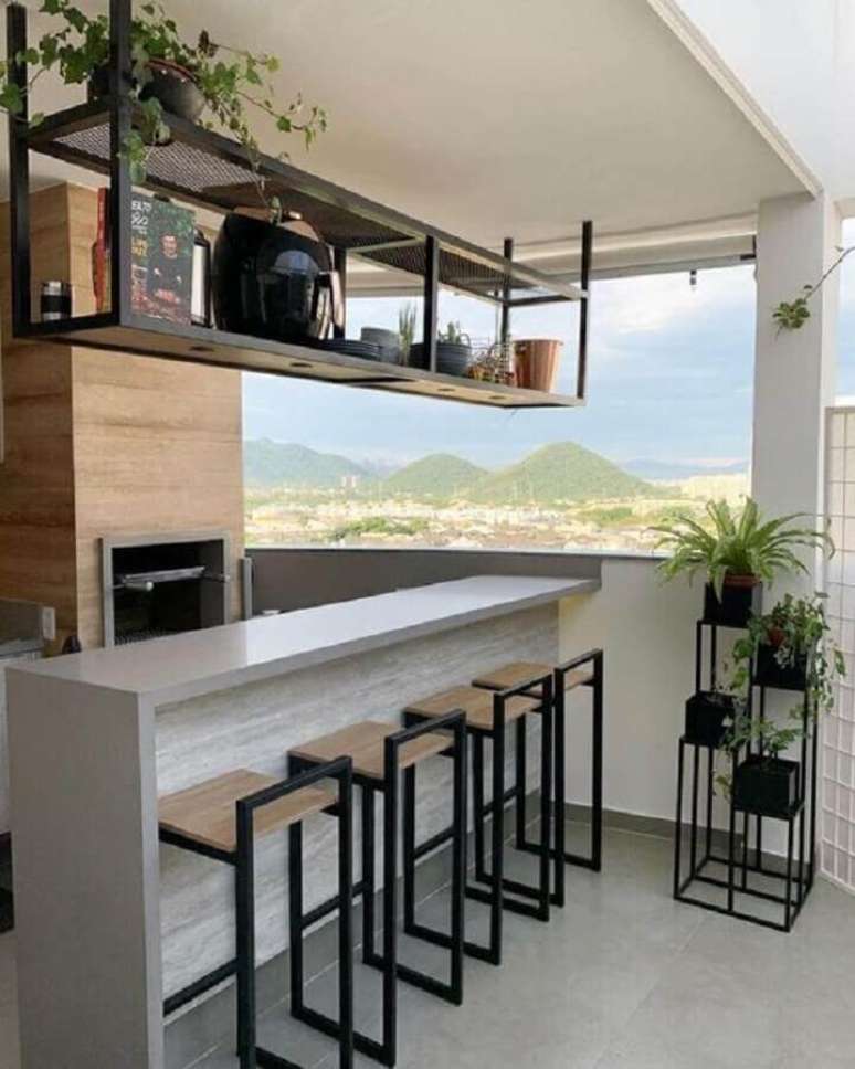 35. Banquetas modernas para &aacute;rea gourmet decorada com estilo industrial &ndash; Foto: Pinterest