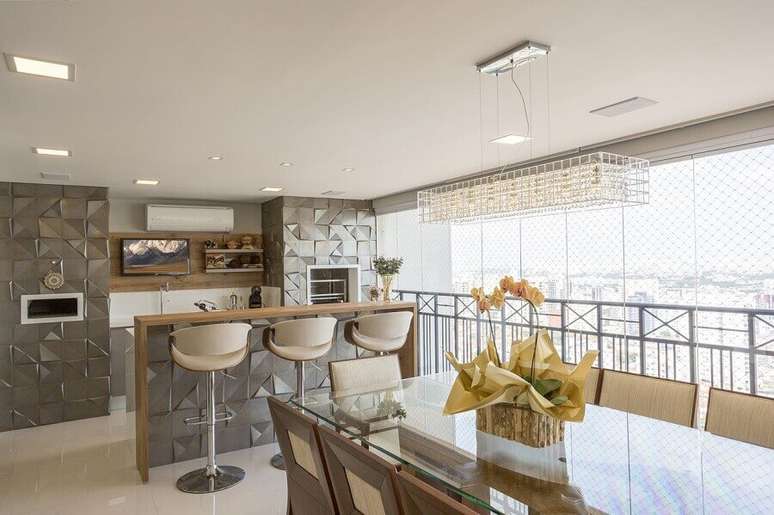 52. Banqueta para &aacute;rea gourmet moderna decorada com revestimento 3D &ndash; Foto: Amanda Paglianni Macedo