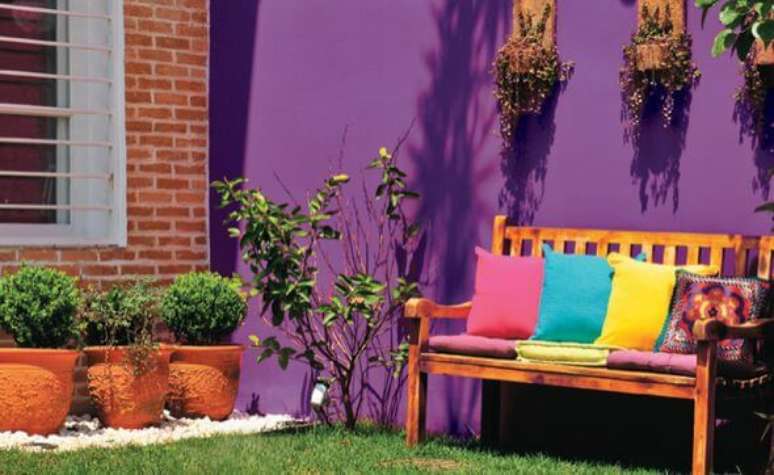 16. Jardim com parede roxa e m&oacute;veis coloridos &ndash; Via: Pinterest