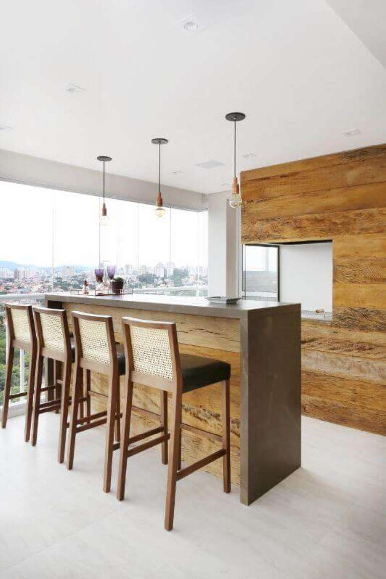 54. Decoração simples com banquetas de madeira para área gourmet com churrasqueira de vidro – Foto: Bianchi Lima Arquitetura