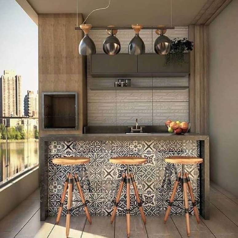 57. Decora&ccedil;&atilde;o com banquetas para balc&atilde;o &aacute;rea gourmet pequena planejada com churrasqueira &ndash; Foto: Tecnisa