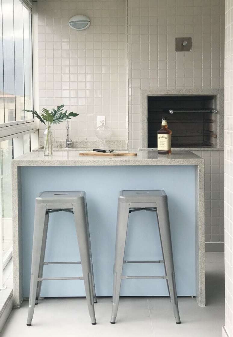 10. As banquetas met&aacute;licas s&atilde;o &oacute;timas para decorar &aacute;rea gourmet moderna &ndash; Foto: Laura Dallanese