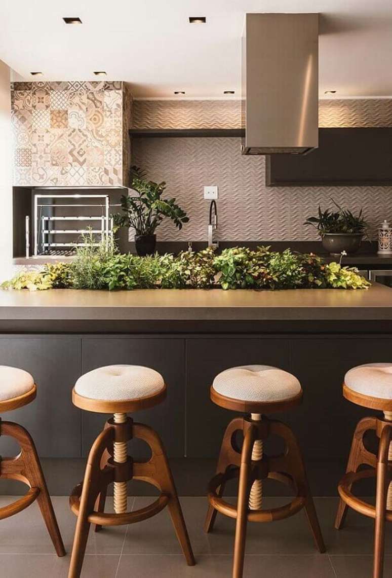 59. Banqueta para &aacute;rea gourmet moderna decorada em tons de cinza com churrasqueira de vidro &ndash; Foto: Pinterest