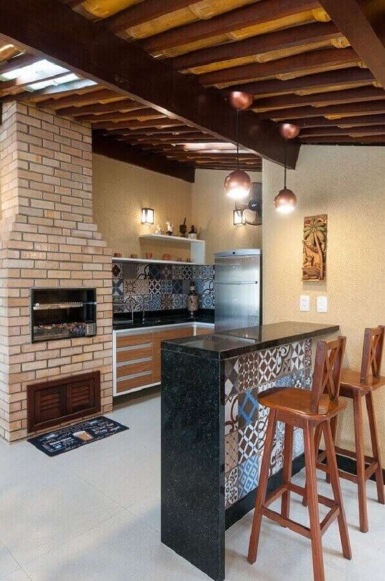 60. Decora&ccedil;&atilde;o r&uacute;stica com banqueta para &aacute;rea gourmet simples com churrasqueira de tijolinho &ndash; Foto: Jeito de Casa