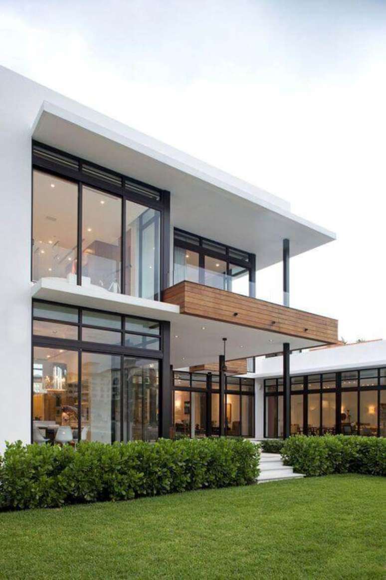 54. Fachadas modernas com revestimento de madeira e janelas de vidro – Via: Pinterest