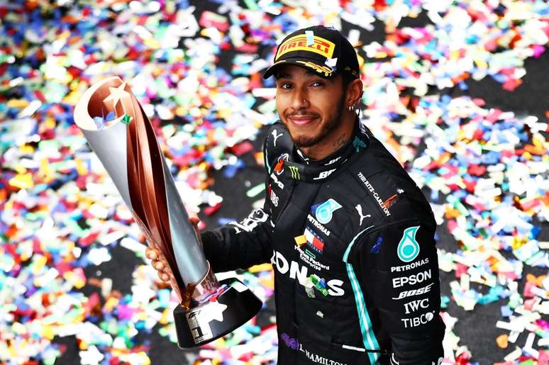 Heptacampeão em 2020, Hamilton renova com a Mercedes e vai em busca do oitavo título. 