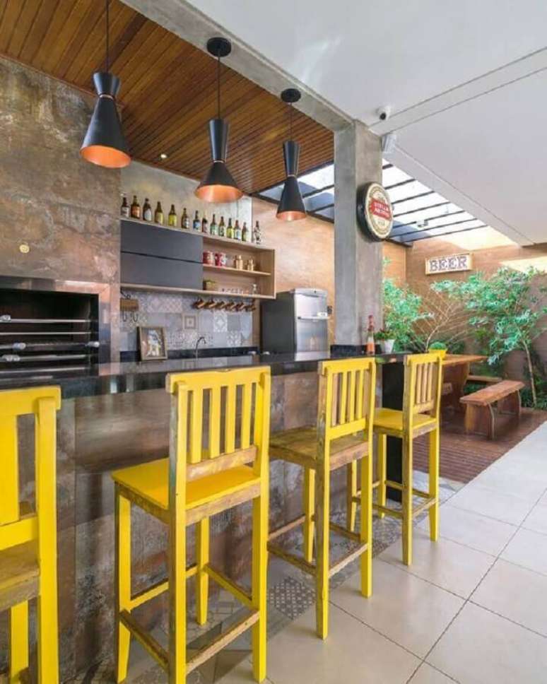 65. Modelo simples de banqueta para &aacute;rea gourmet planejada com churrasqueira e decorada com lumin&aacute;ria pendente preta &ndash; Foto: Ideias Decor