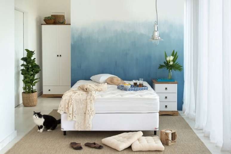 11. Decoração com nuances leves do azul combinados com elementos amadeirados são tendências para quartos em 2021. Fonte: Pinterest