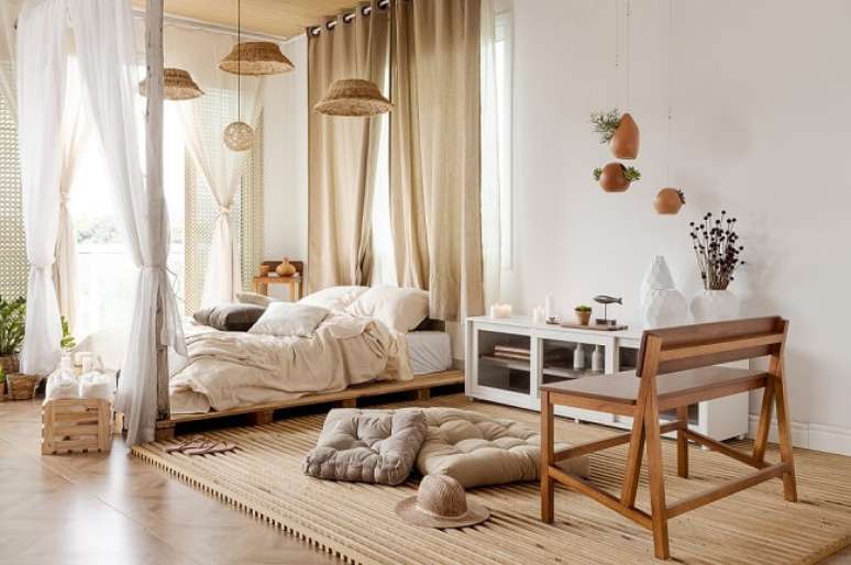 12. Tendências para quartos em 2021: para uma decoração escandinava opte por jogos de cama em tom claro. Fonte: Pinterest