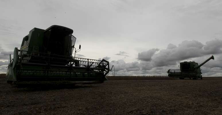 Colheita de soja em Primavera do Leste (MT) 
29/01/2013
REUTERS/Paulo Whitaker