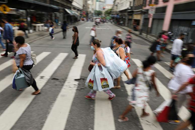 Pessoas caminham em rua de comércio popular no Rio de Janeiro
23/12/2020
REUTERS/Pilar Olivares