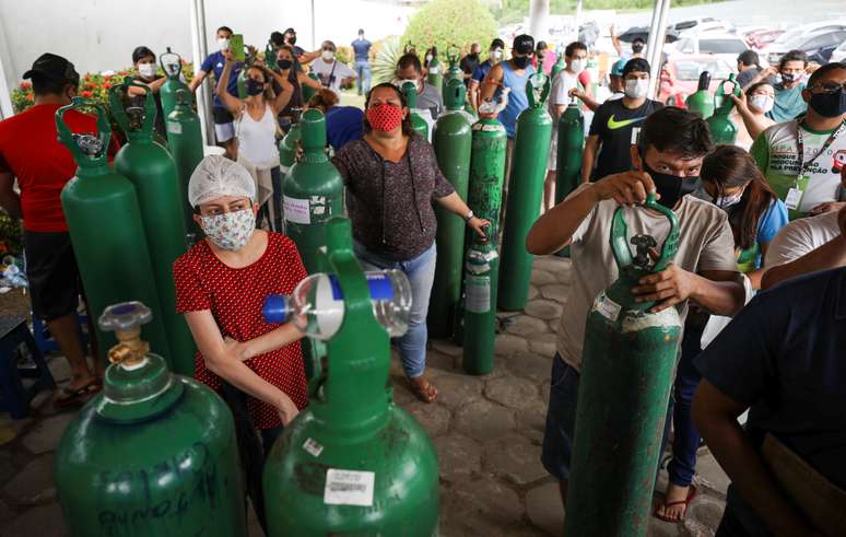 Parentes de pacientes hospitalizados ou com tratamento em casa, a maior parte deles com Covid-19, fazem fila para comprar oxig&ecirc;nio em Manaus
18/01/2021
REUTERS/Bruno Kelly