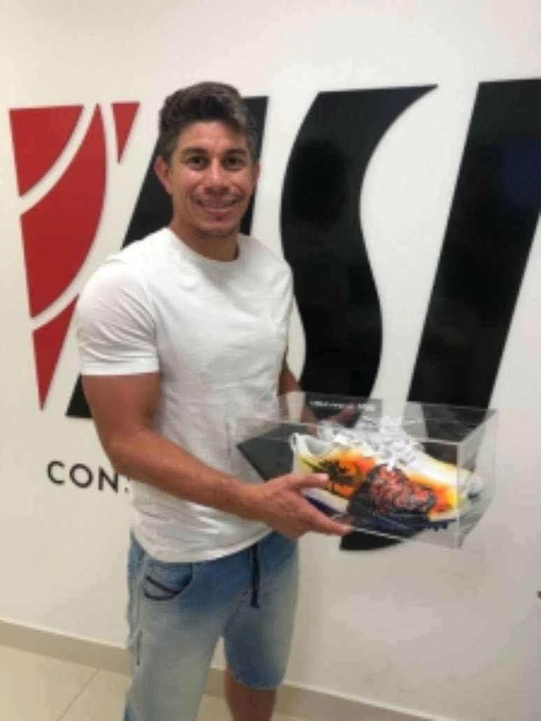 Dario Conca exibindo seu tênis personalizado (Foto: Reprodução)