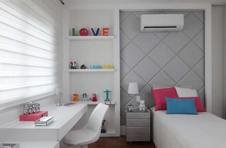 11. Almofadas coloridas para decoração de quarto de adolescente feminino cinza e branco – Foto: Rocha Andrade Arquitetura