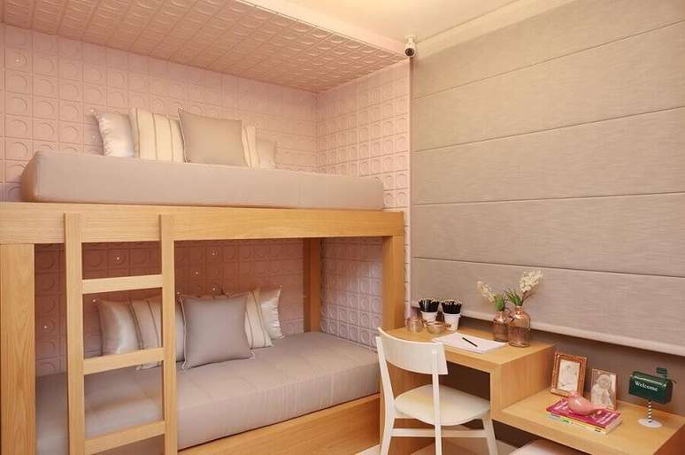 15. Cor rosa claro para decoração de quarto de adolescente feminino com beliche de madeira – Foto: Sesso & Dalanezi Arquitetura