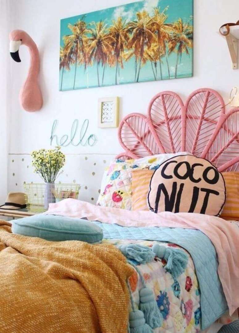 1. Decoração colorida para quarto de adolescente feminino com cabeceira rosa – Foto: Original Home