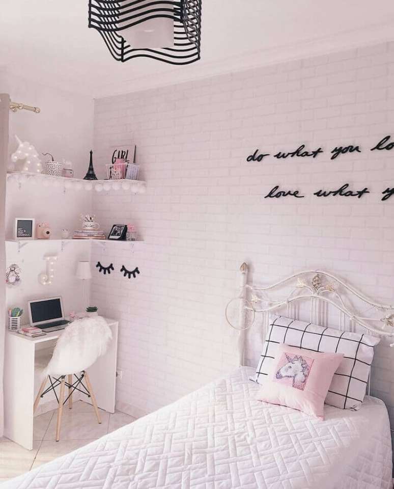 21. Decoração de quarto de adolescente feminino simples todo branco – Foto: Pinterest