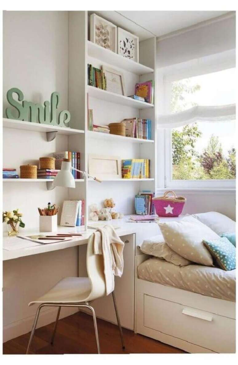 22. Prateleiras planejadas para quarto de adolescente feminino todo branco – Foto: Pinterest