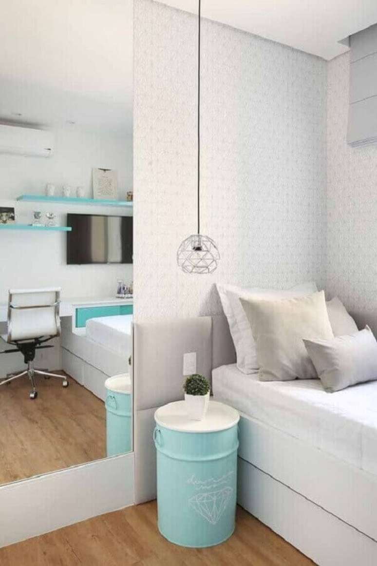 27. Tonel azul Tiffany para decoração de quarto de adolescente feminino todo branco com cabeceira estofada cinza – Foto: Pinterest