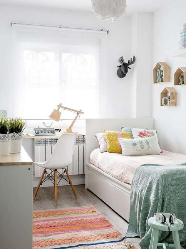 10. Decora&ccedil;&atilde;o simples para quarto de adolescente feminino todo branco com tapete colorido &ndash; Foto: Arkpad