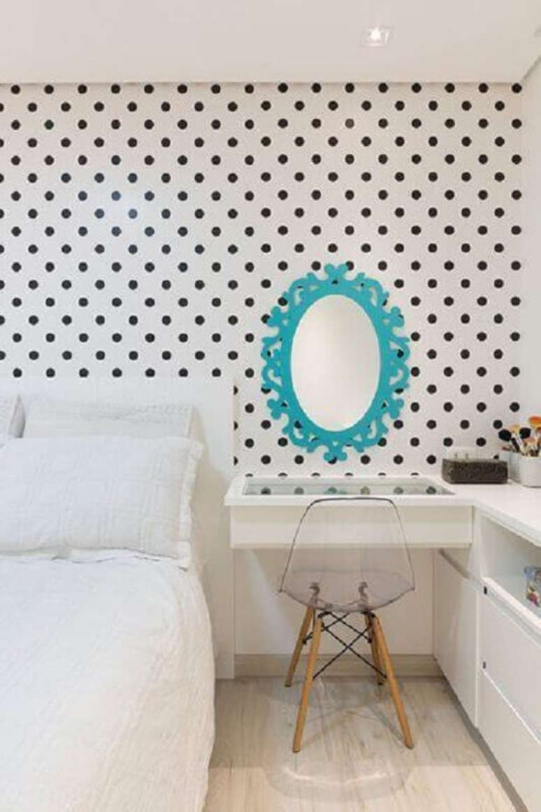32. Papel de parede de bolinha para quarto de adolescente feminino simples decorado com espelho colorido – Foto: Pinterest