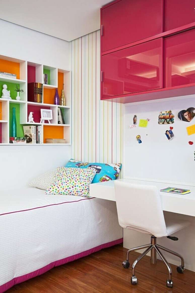 2. Os detalhes coloridos dão um ar divertido à decoração do quarto de adolescente feminino todo branco – Foto: Home Fashion Trend