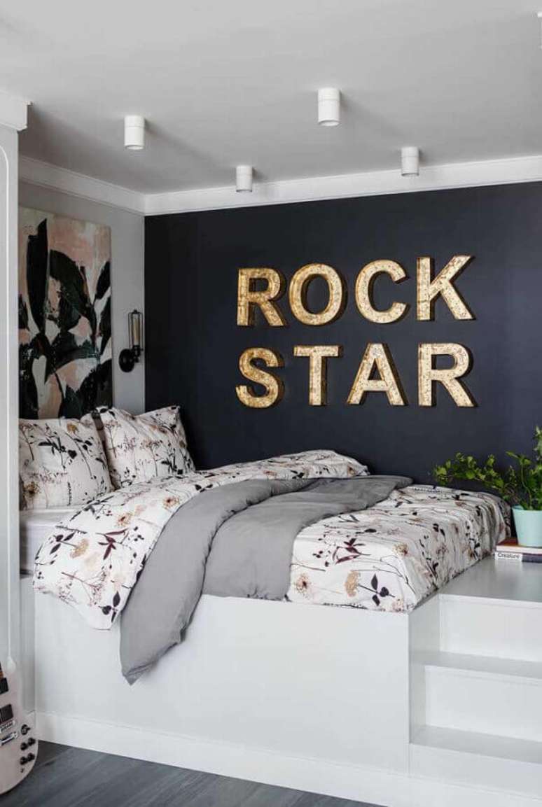 39. Decoração moderna para quarto de adolescente feminino planejado com luminária de letras em parede preta – Foto: Home Fashion Trend