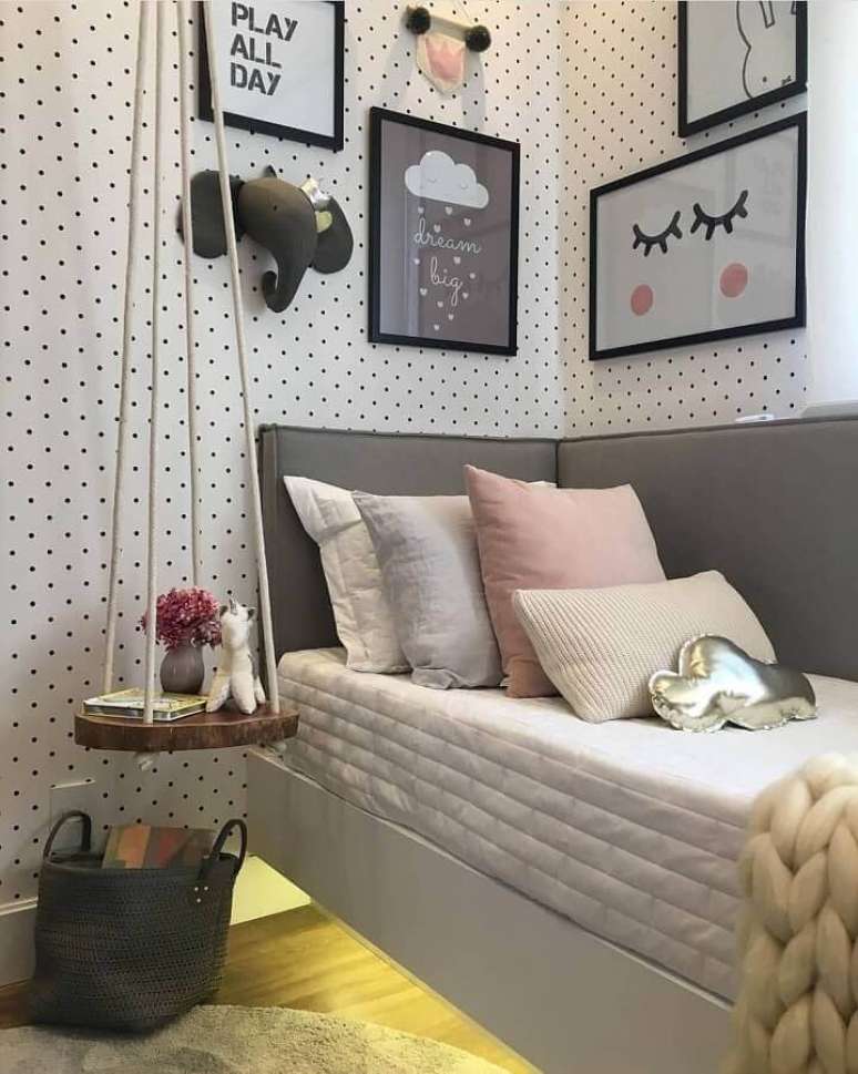 40. Papel de parede de bolinhas para quarto de adolescente feminino decorado com vários quadros – Foto: Pinterest