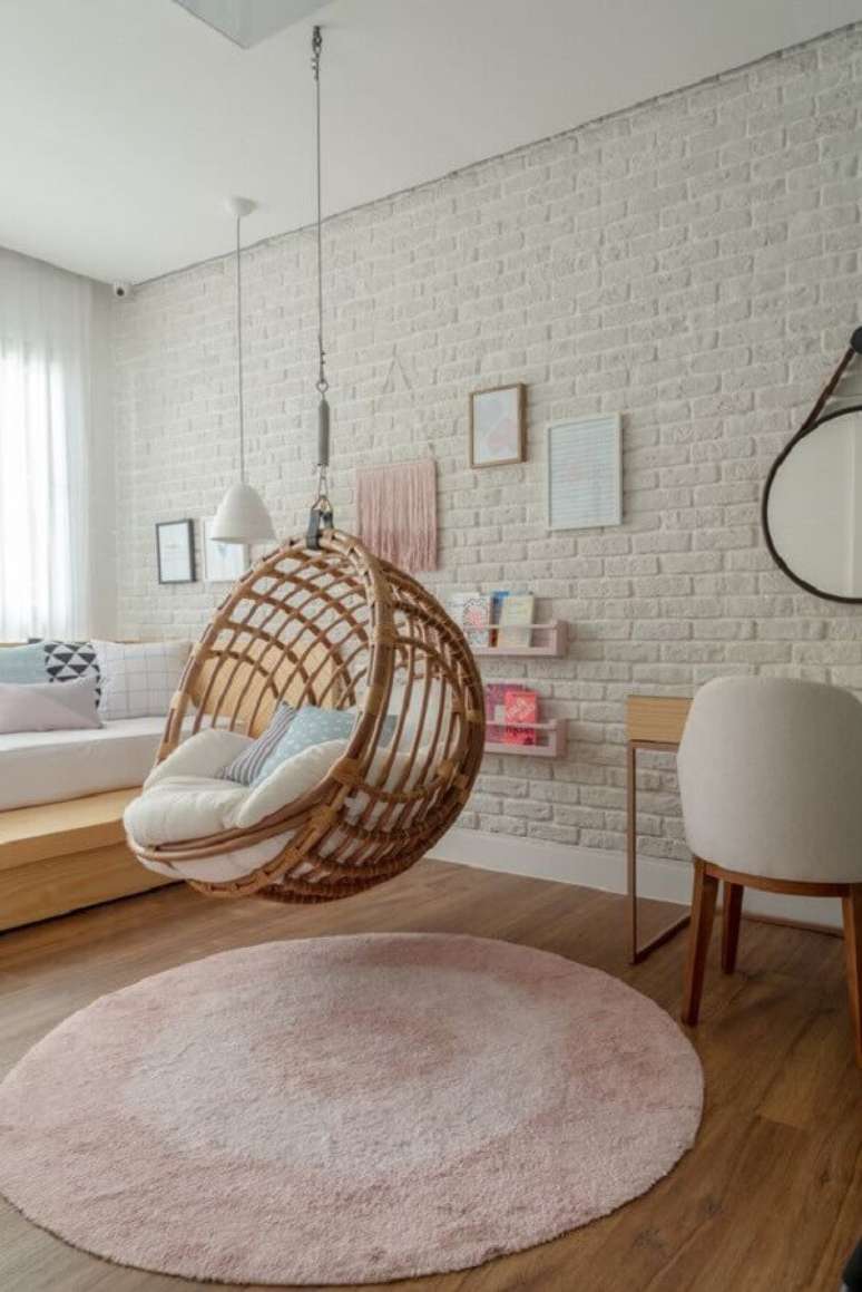 42. Parede de tijolinho branco para quarto de adolescente feminino decorado com balanço suspenso – Foto: Hana Lerner Arquitetura