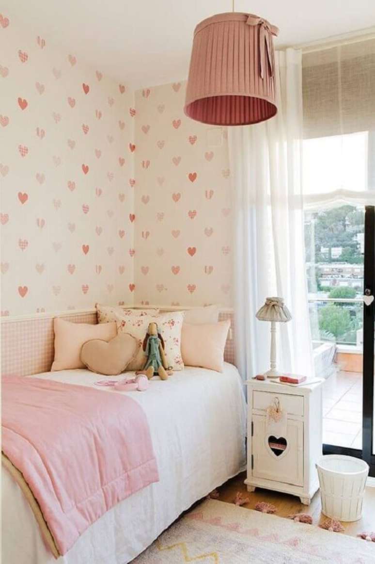 44. Quarto de adolescente feminino decorado com papel de parede romântico com estampa de corações – Foto: El Mueble