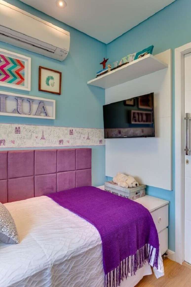 50. Decoração de quarto de adolescente feminino simples em azul e roxo – Foto: Rúbia M. Vieira Interiores