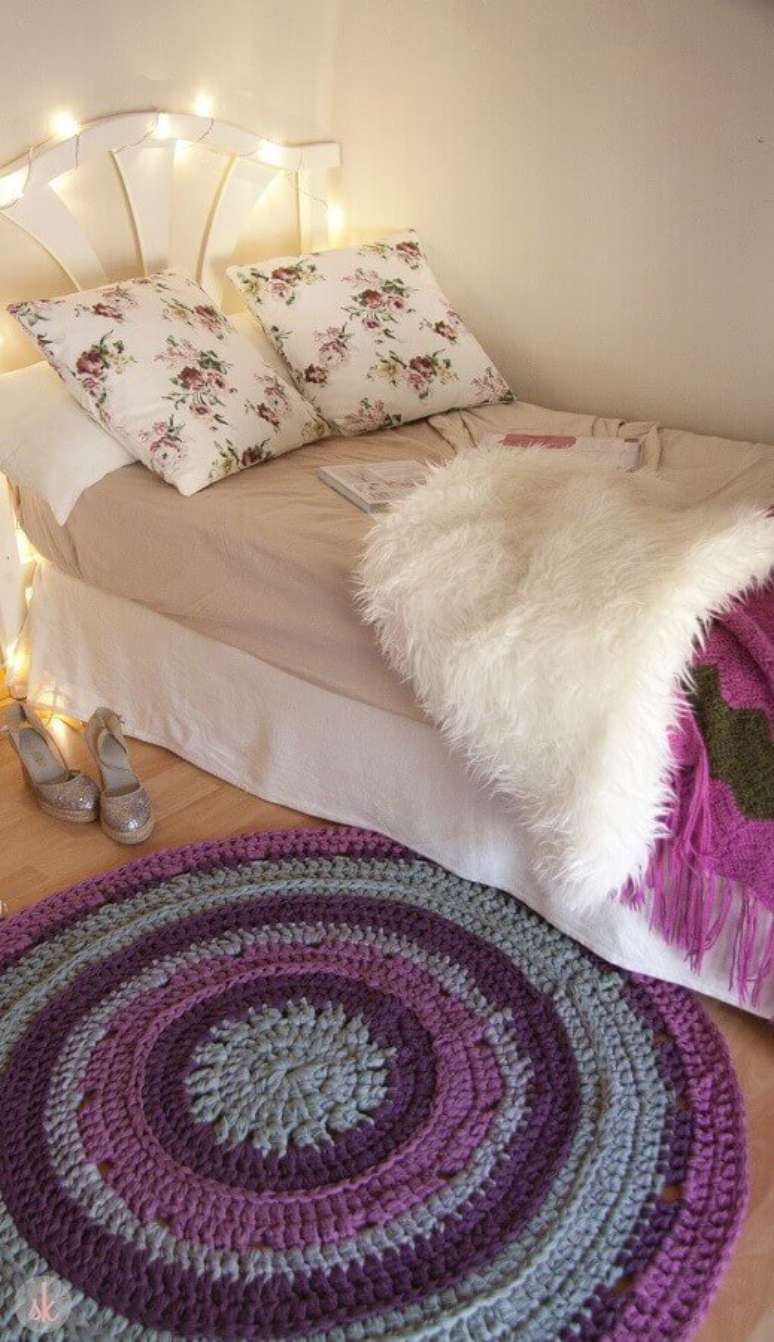 52. Tapete de crochê redondo para decoração de quarto de adolescente feminino simples – Foto: Susimiu