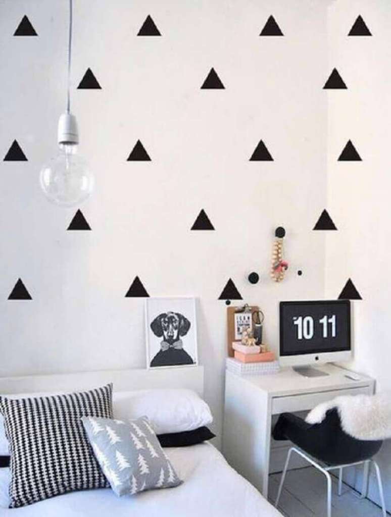 53. Quarto de adolescente feminino simples todo branco decorado com triângulos pretos na parede – Foto: Pinterest