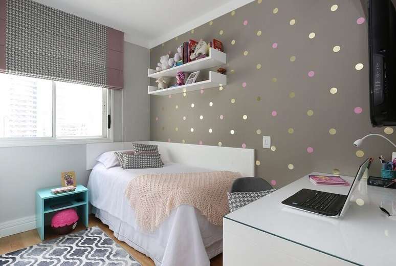 56. Quarto decorado de adolescente feminino cinza e branco – Foto: Jeito de Casa