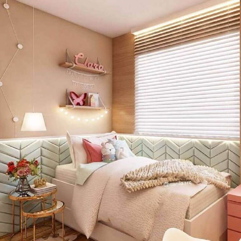 60. Revestimento 3D para quarto de adolescente feminino decorado em cores neutras com mesa de cabeceira de vidro – Foto: Pinterest