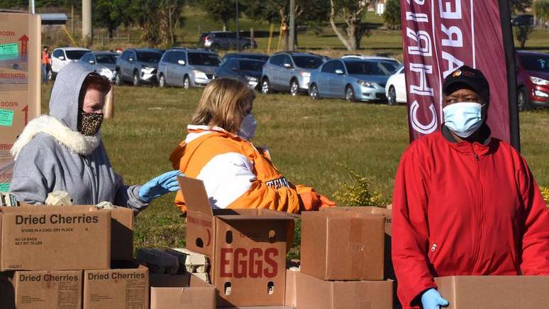 Em diferentes cidades dos Estados Unidos, volunt&aacute;rios dividem caixas de comida para quem est&aacute; sofrendo com os piores efeitos da atual crise