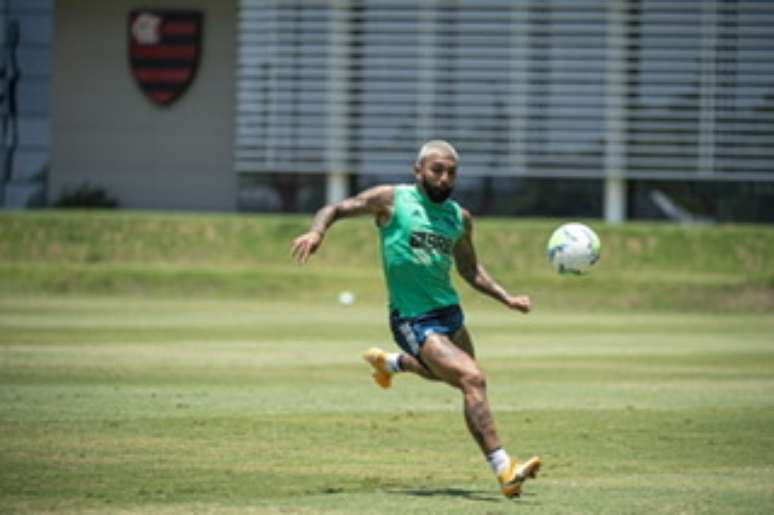 Gabigol vai completar 100 partidas com a camisa do Flamengo contra o Corinthians