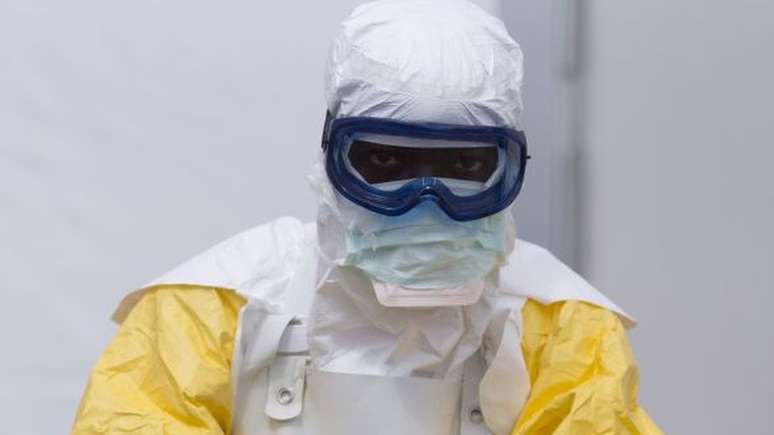 O ebola se espalha pelo contato físico próximo com pessoas infectadas
